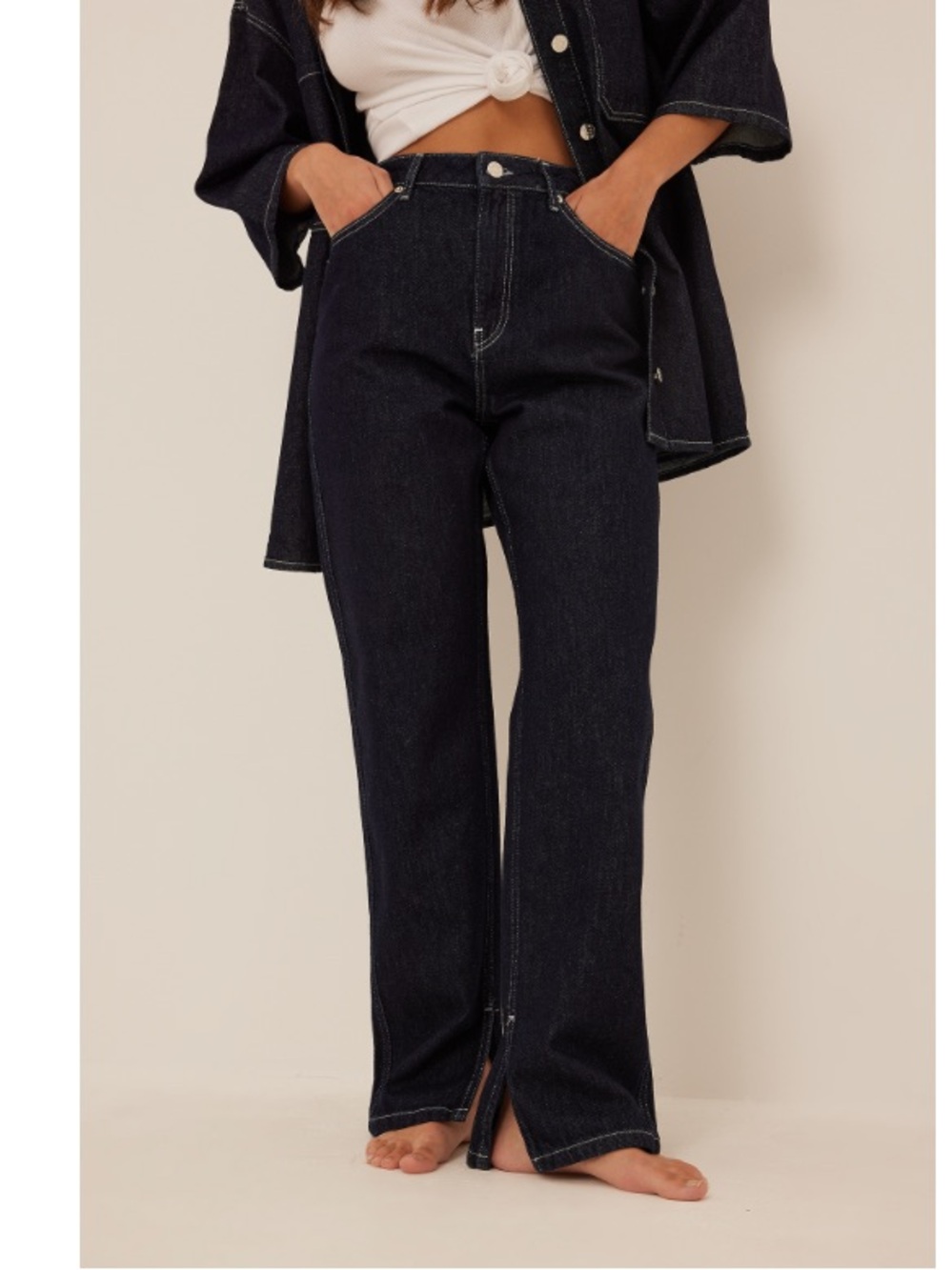 Slit bottom straight jeans